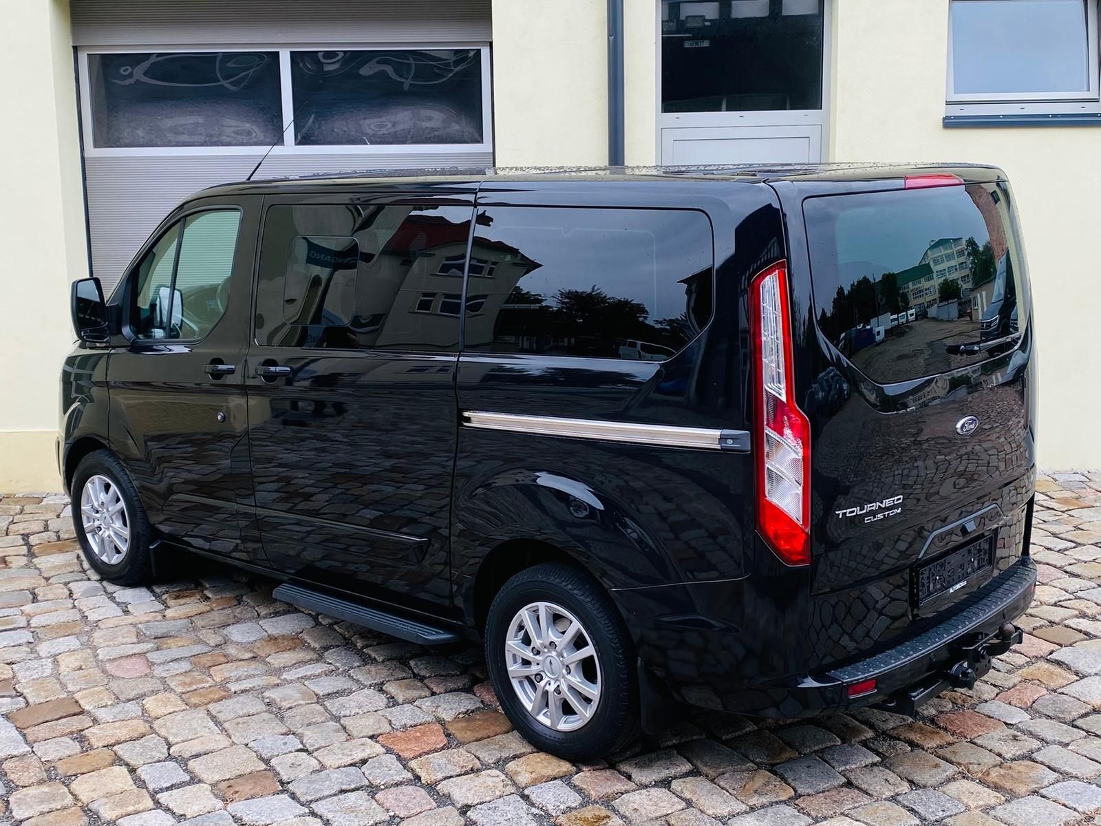 Fahrzeugabbildung Ford Tourneo Custom 2.2 TDCi 300 Titanium +AHK+DAB+
