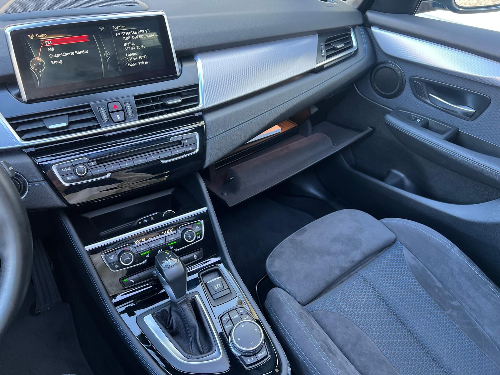 Fahrzeugabbildung BMW 225i Active Tourer xDrive M Sport +AHK+HUD+PANO+