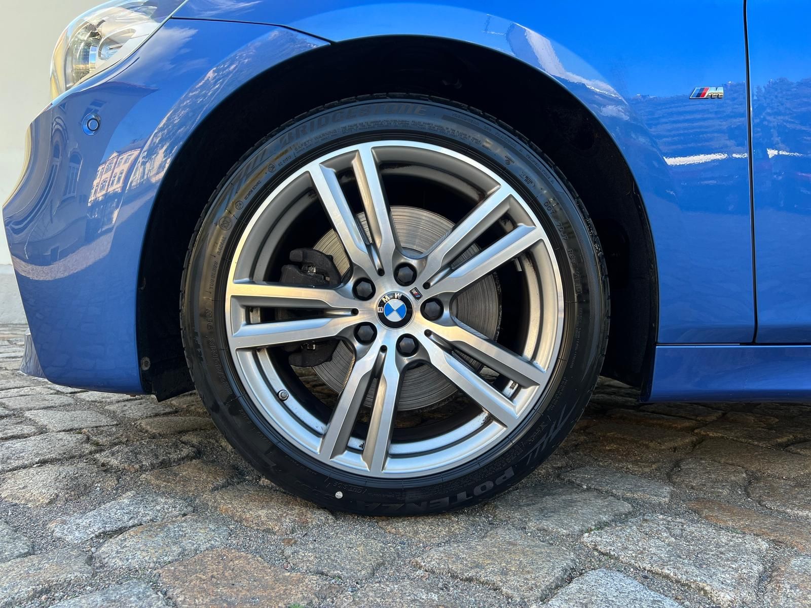 Fahrzeugabbildung BMW 225i Active Tourer xDrive M Sport +AHK+HUD+PANO+