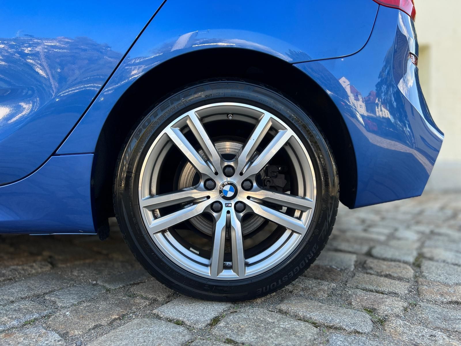 Fahrzeugabbildung BMW 225i Active Tourer xDrive M Sport +AHK+HUD+PANO+