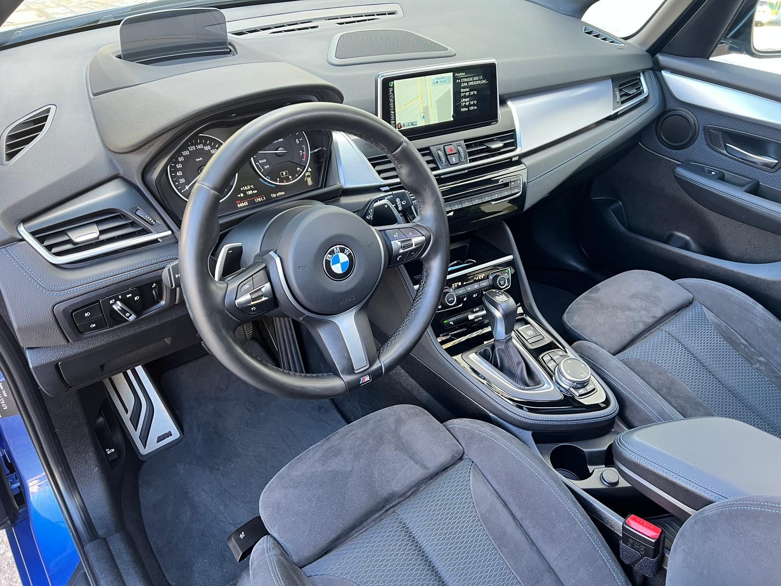 Fahrzeugabbildung BMW 225i Active Tourer xDrive M Sport +AHK+HUD+PANO+