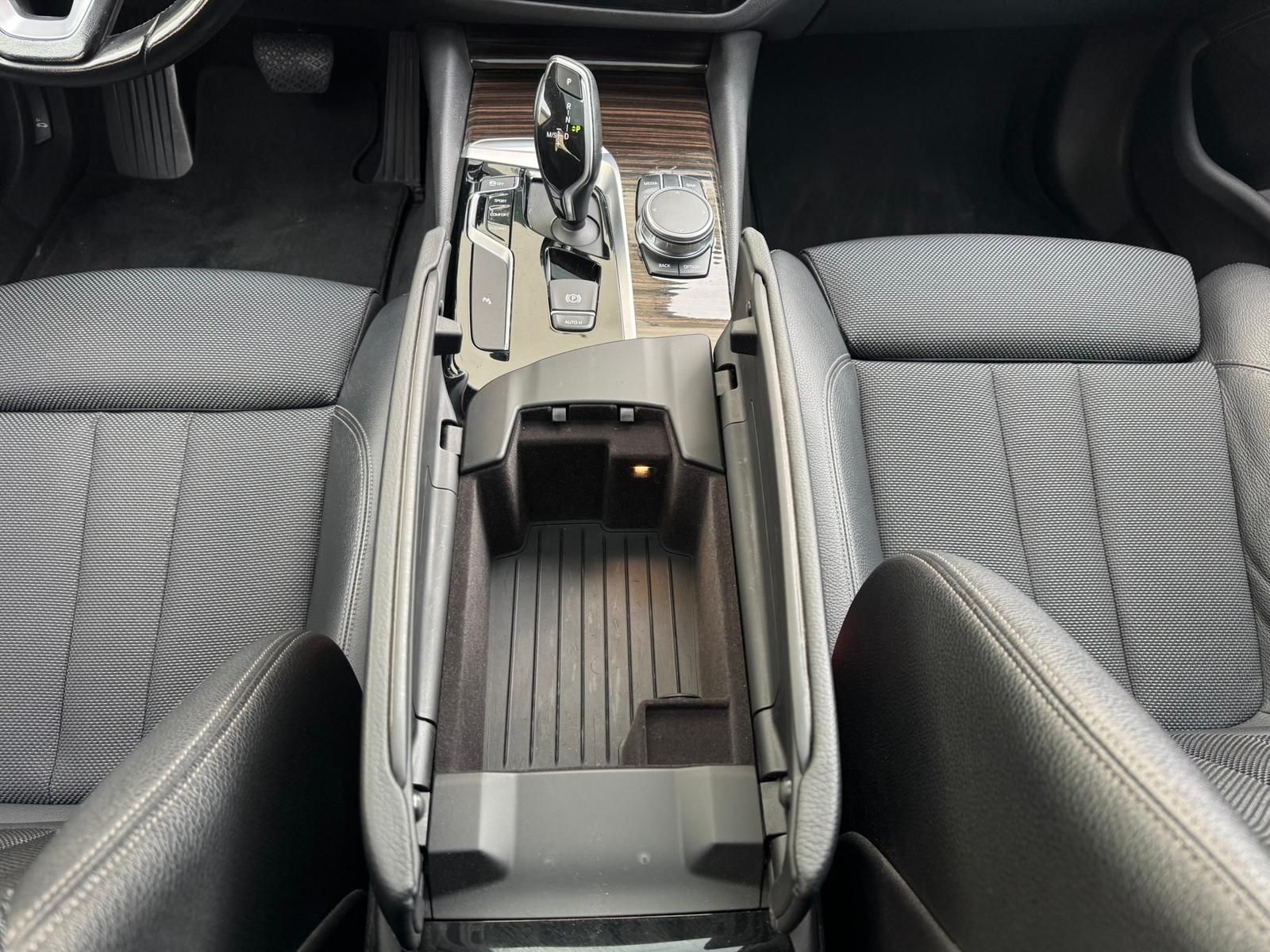 Fahrzeugabbildung BMW 530 i xDrive Autom. Sport Line +LED+NAVI+S-DACH+