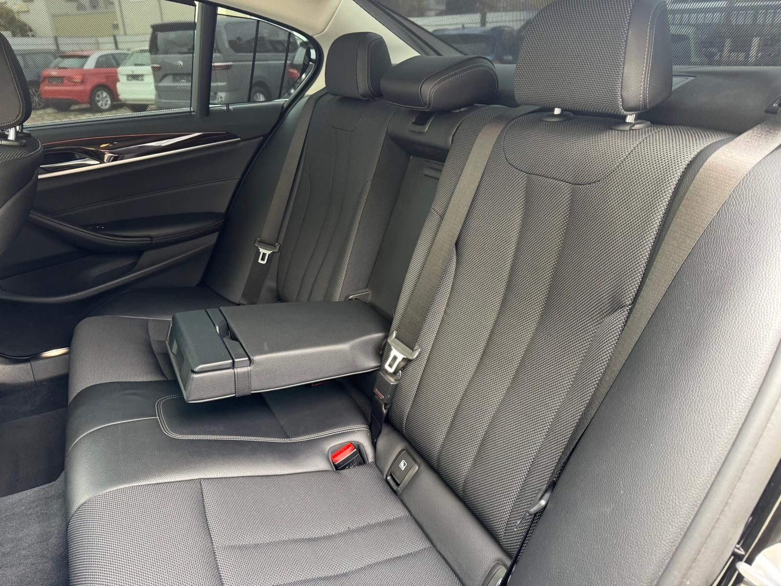 Fahrzeugabbildung BMW 530 i xDrive Autom. Sport Line +LED+NAVI+S-DACH+