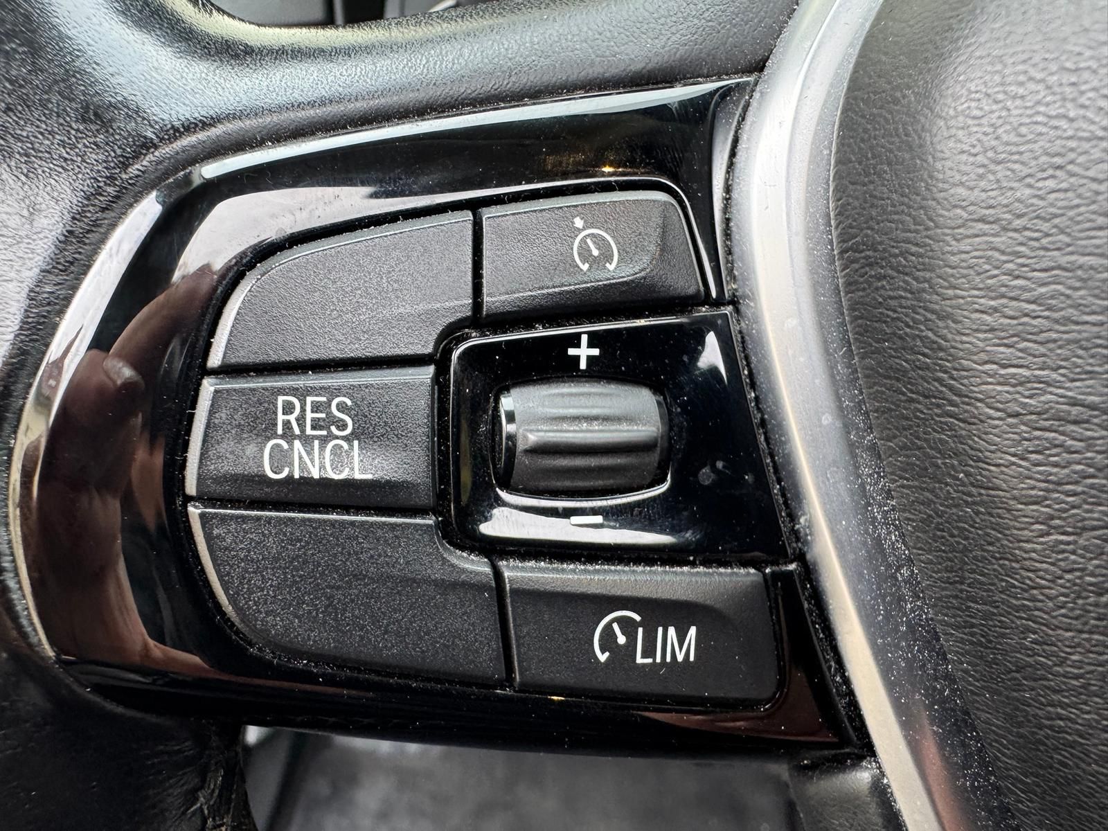 Fahrzeugabbildung BMW 530 i xDrive Autom. Sport Line +LED+NAVI+S-DACH+