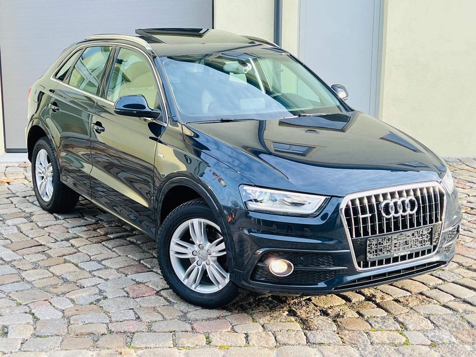 Fahrzeugabbildung Audi Q3 2.0 TFSI Quattro S-LINE +BT+PANO+NAVI+XENON+