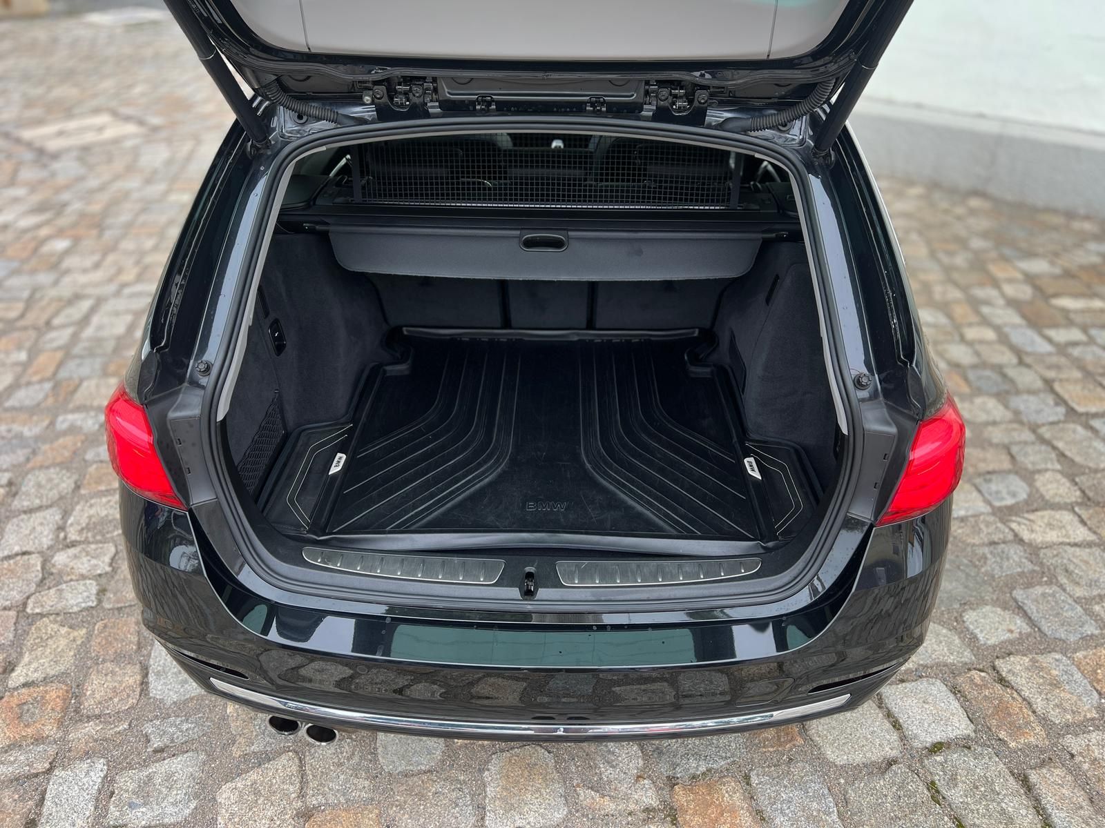 Fahrzeugabbildung BMW 320 d Touring Luxury Line +LED+LEDER+NAVI+PANO+