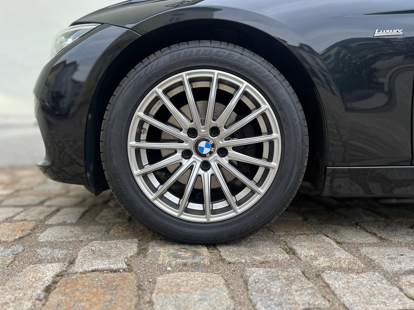 Fahrzeugabbildung BMW 320 d Touring Luxury Line +LED+LEDER+NAVI+PANO+