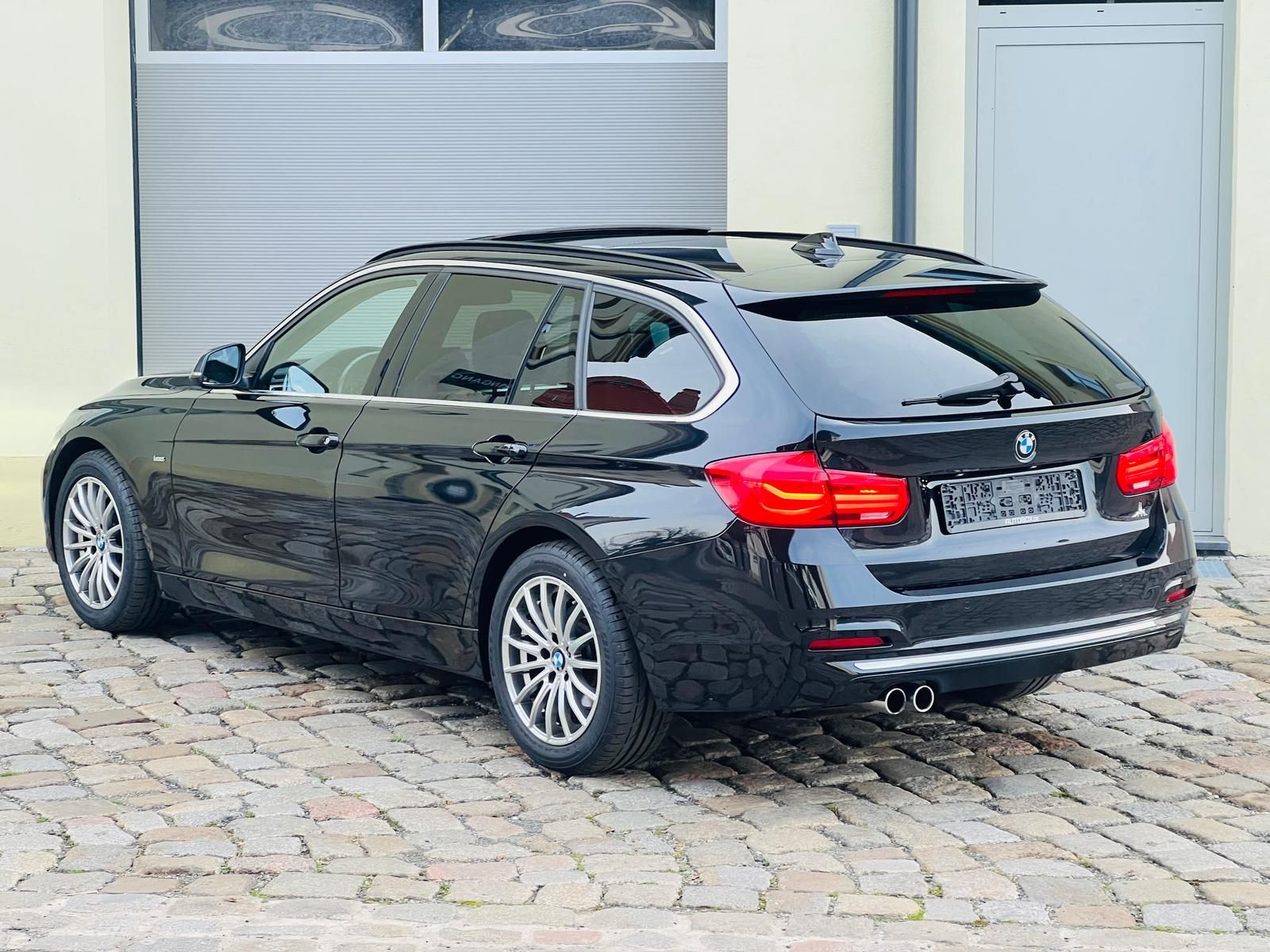 Fahrzeugabbildung BMW 320 d Touring Luxury Line +LED+LEDER+NAVI+PANO+