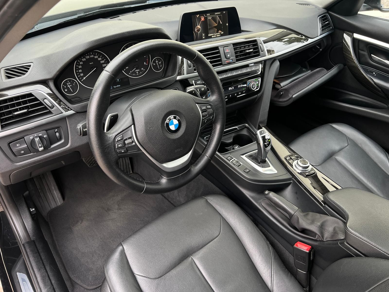 Fahrzeugabbildung BMW 320 d Touring Luxury Line +LED+LEDER+NAVI+PANO+