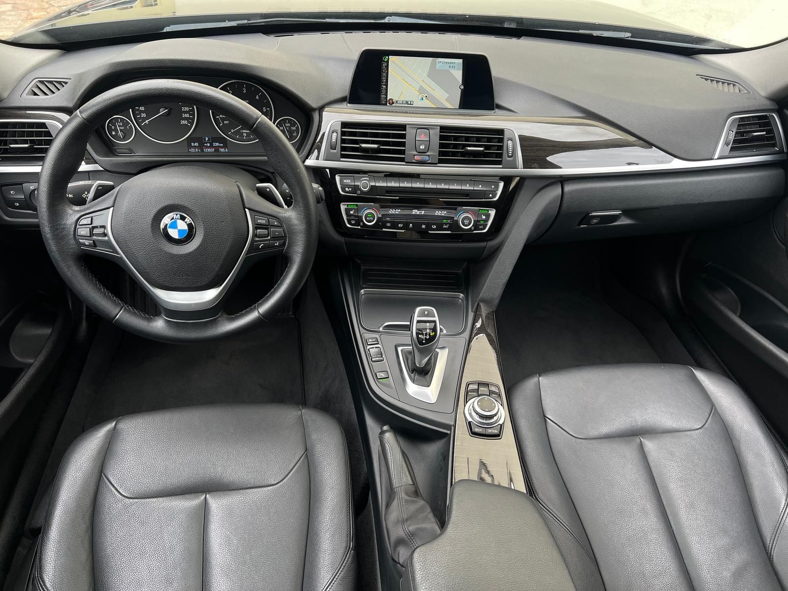 Fahrzeugabbildung BMW 320 d Touring Luxury Line +LED+LEDER+NAVI+PANO+
