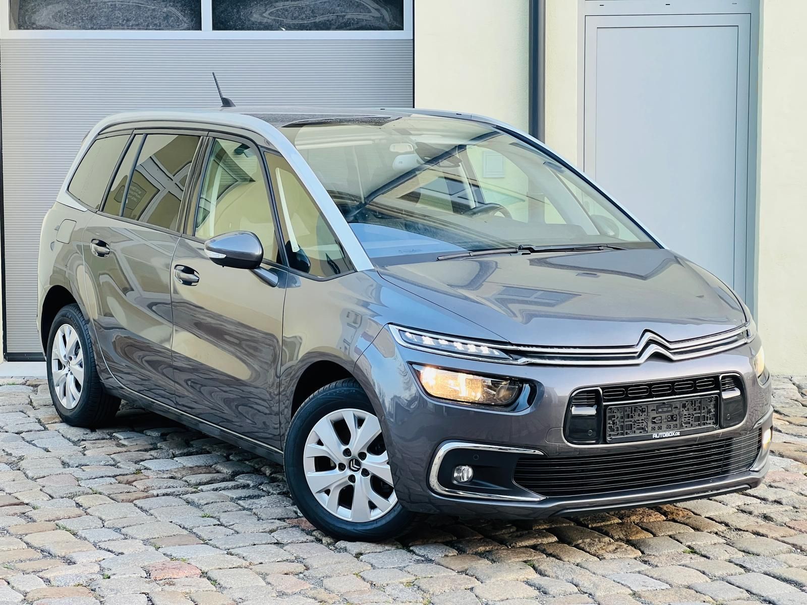 Fahrzeugabbildung Citroën C4 SpaceTourer Grand Selection +BT+NAVI+7-SITZE+