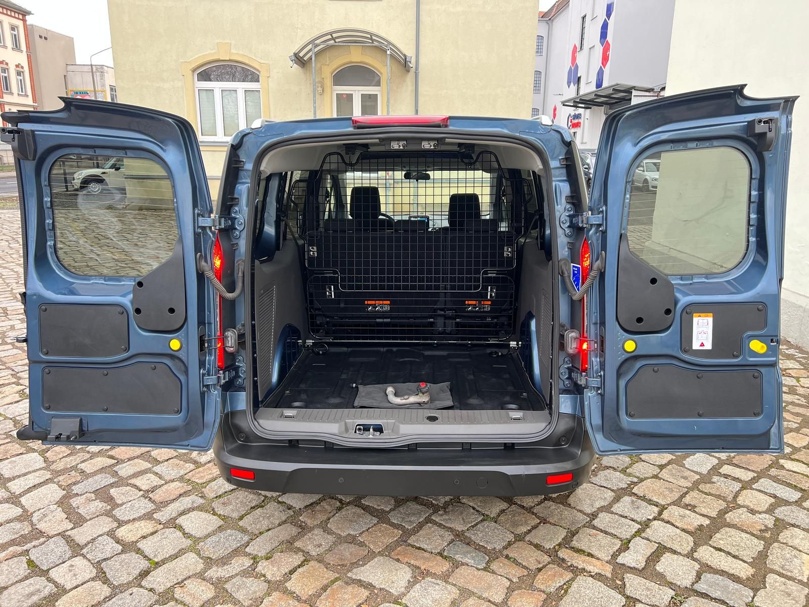 Fahrzeugabbildung Ford Transit Connect lang +AHK+CAM+CARPLAY+DAB+