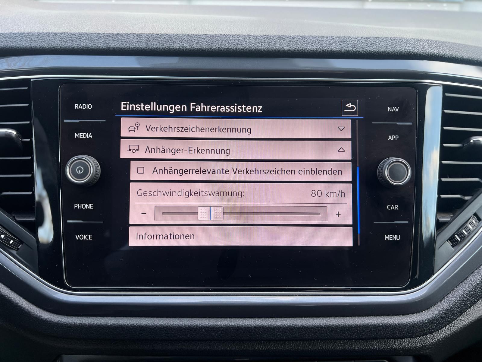 Fahrzeugabbildung Volkswagen T-Roc Sport 2.0 TDI DSG +AHK+CARPLAY+DAB+LED+