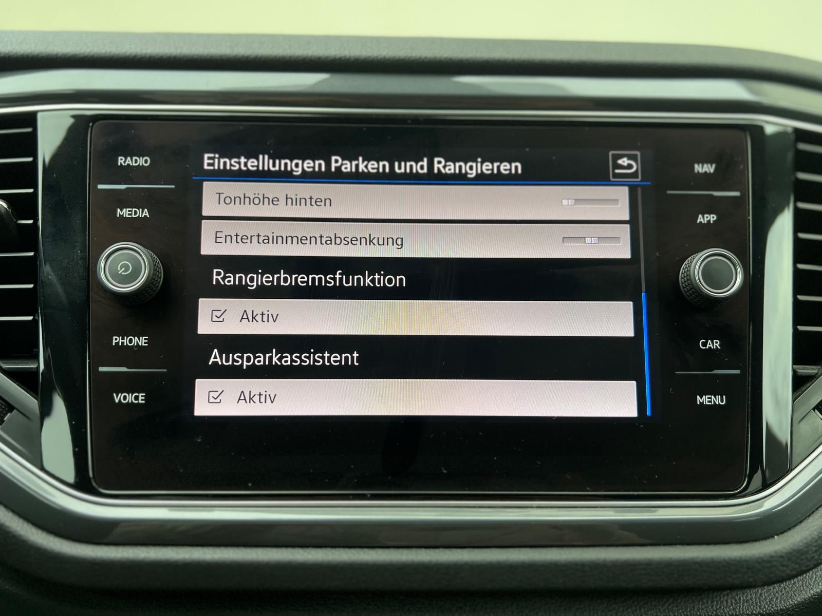 Fahrzeugabbildung Volkswagen T-Roc Sport 2.0 TDI DSG +AHK+CARPLAY+DAB+LED+