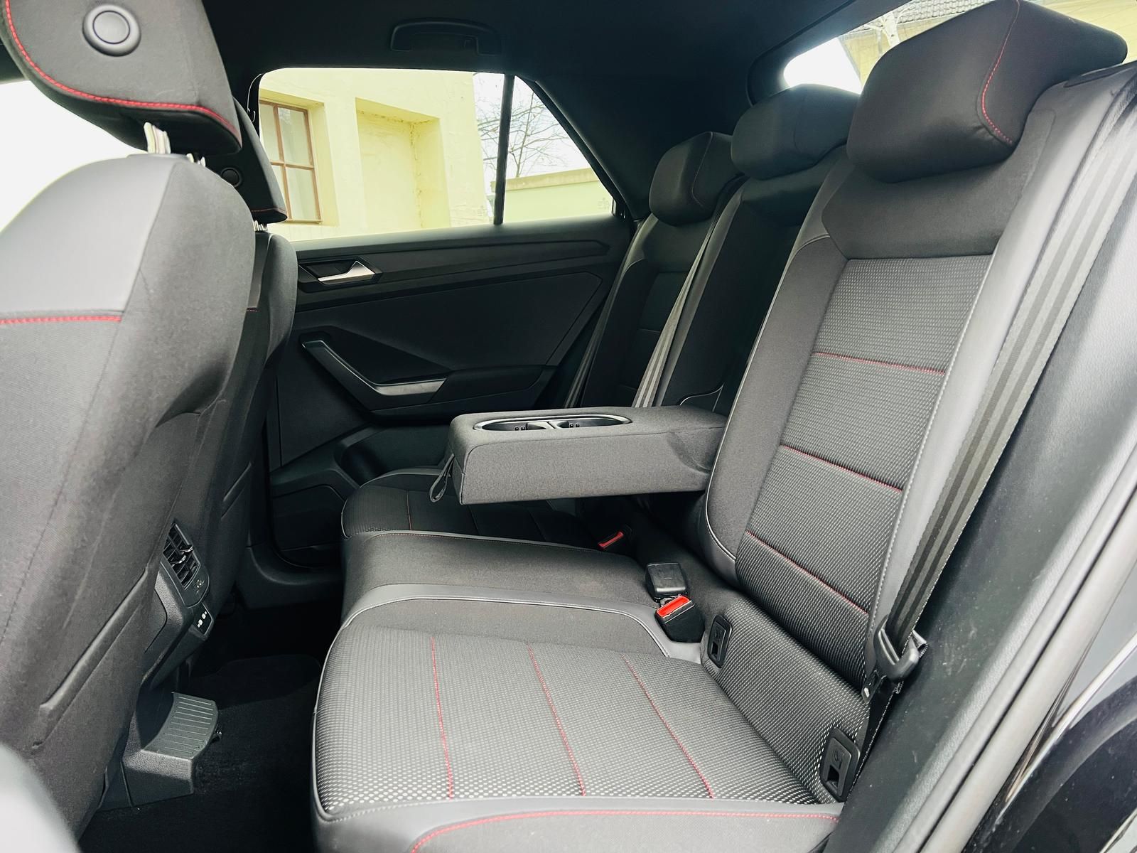 Fahrzeugabbildung Volkswagen T-Roc Sport 2.0 TDI DSG +AHK+CARPLAY+DAB+LED+