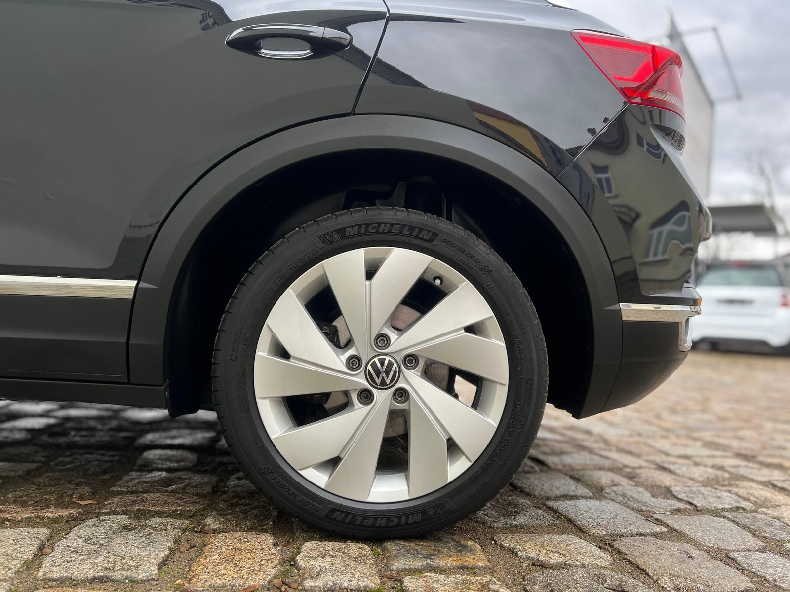 Fahrzeugabbildung Volkswagen T-Roc Sport 2.0 TDI DSG +AHK+CARPLAY+DAB+LED+