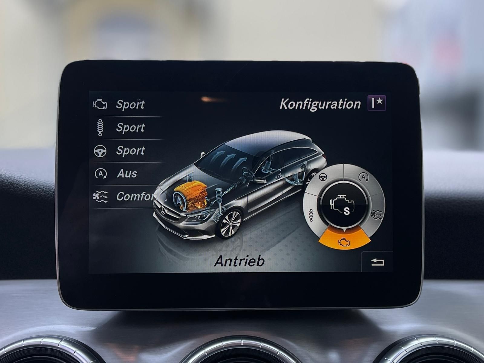 Fahrzeugabbildung Mercedes-Benz CLA 180 Shooting Brake AMG Line +HARMANN+PANO+