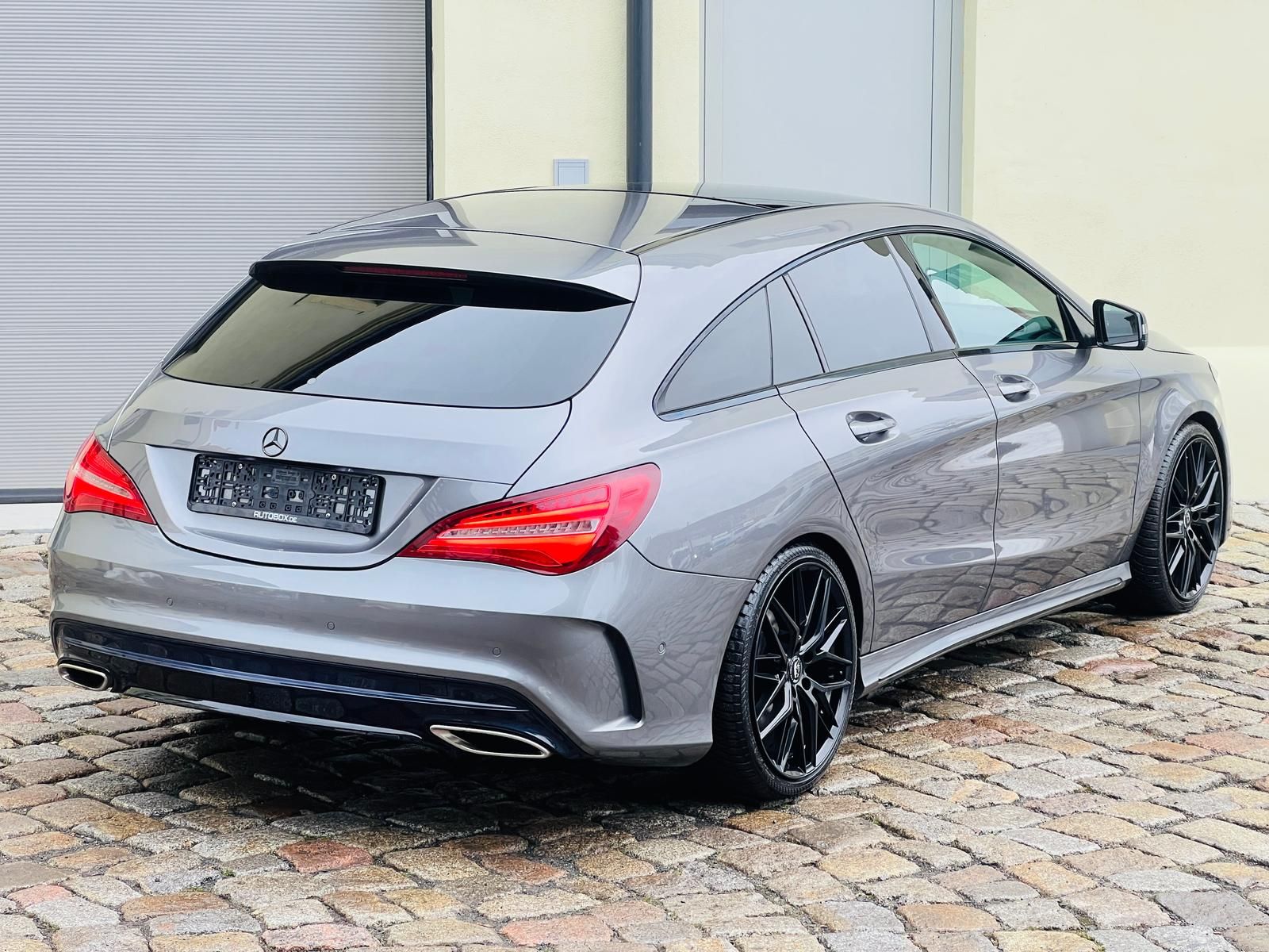 Fahrzeugabbildung Mercedes-Benz CLA 180 Shooting Brake AMG Line +HARMANN+PANO+