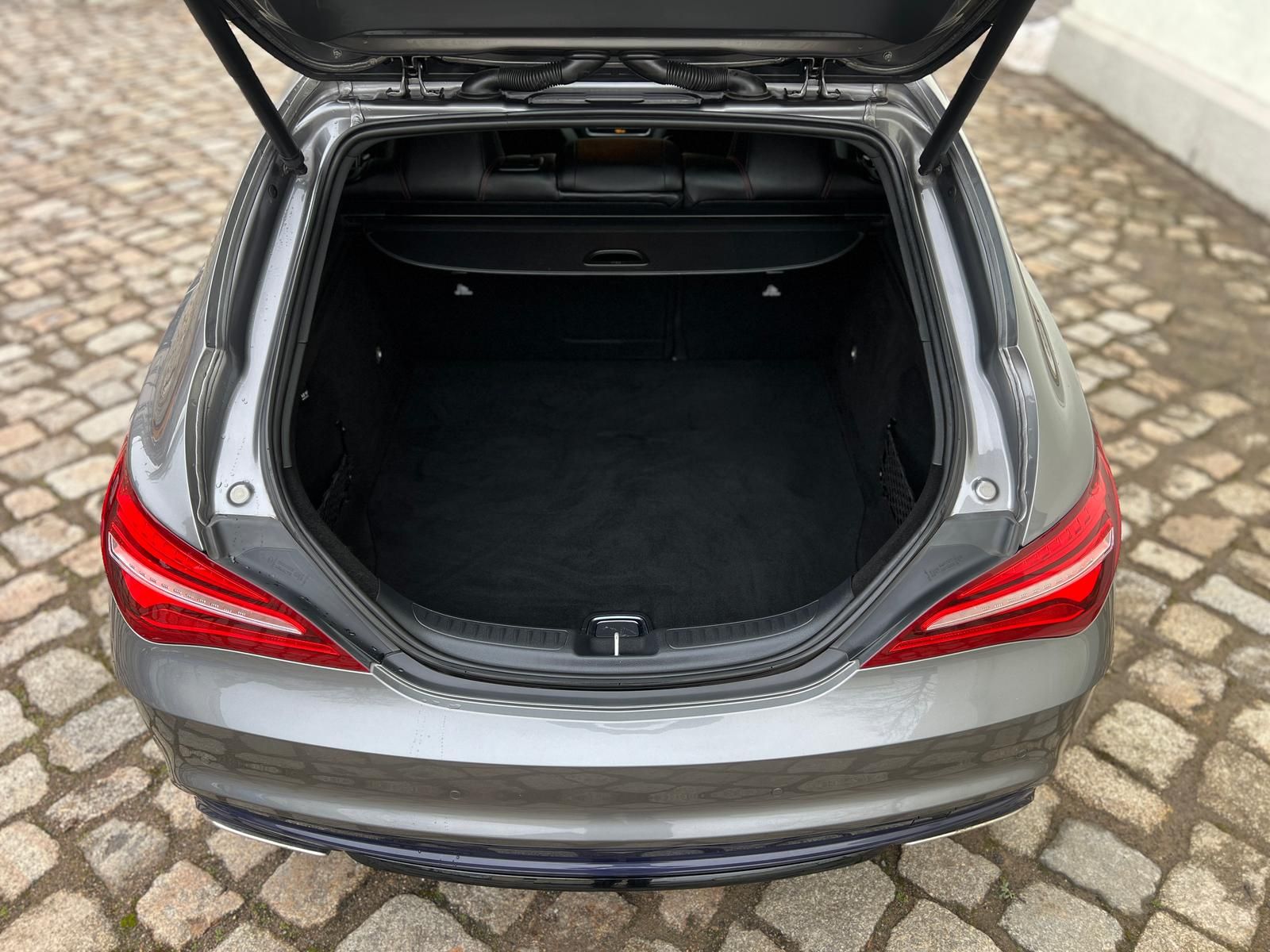 Fahrzeugabbildung Mercedes-Benz CLA 180 Shooting Brake AMG Line +HARMANN+PANO+