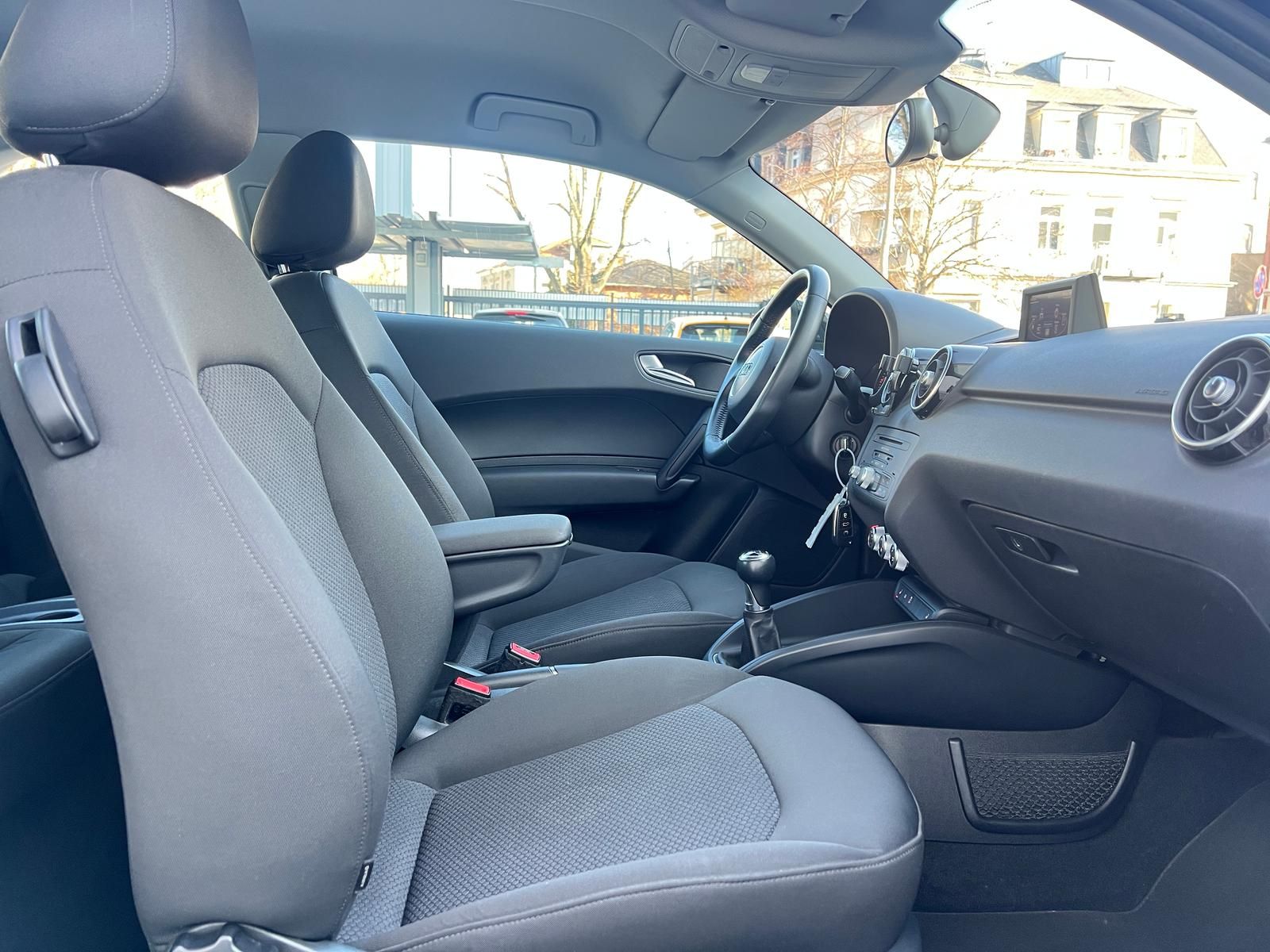 Fahrzeugabbildung Audi A1 1.2 TFSI attraction +BT+KLIMA+PDC+SHZ+