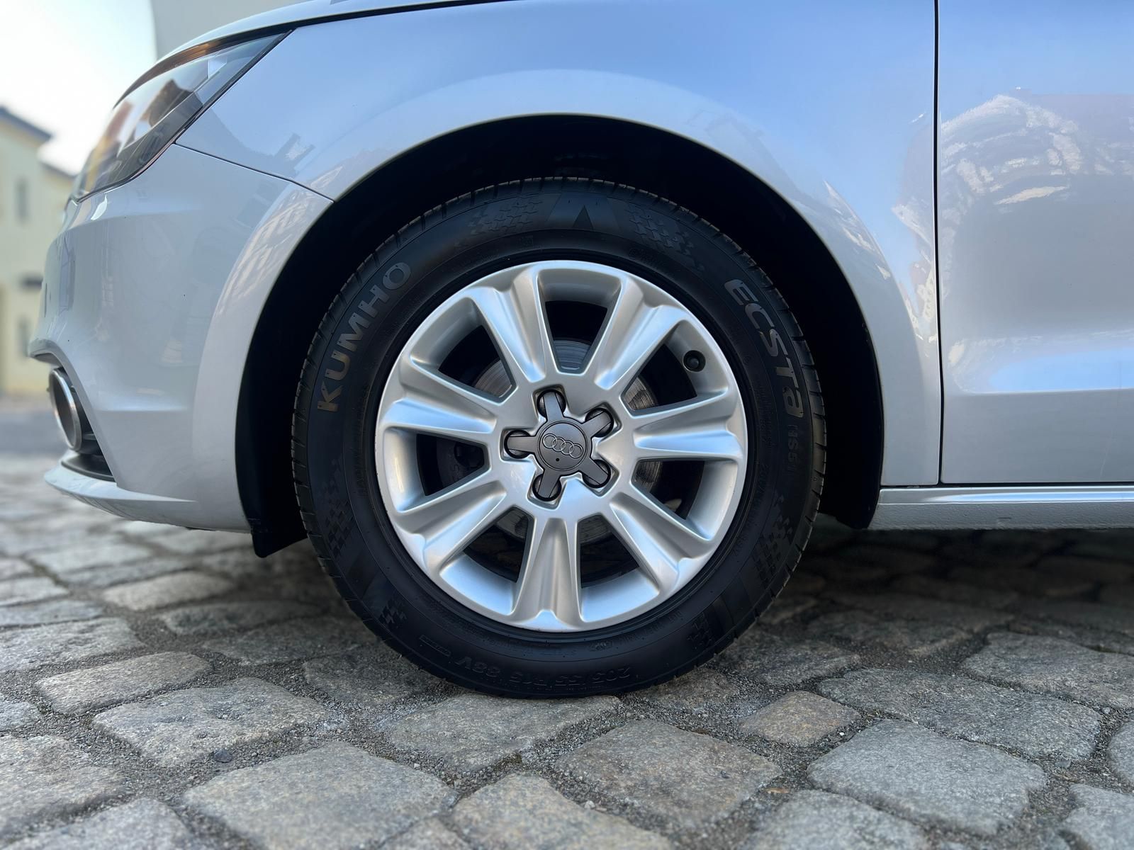 Fahrzeugabbildung Audi A1 1.2 TFSI attraction +BT+KLIMA+PDC+SHZ+