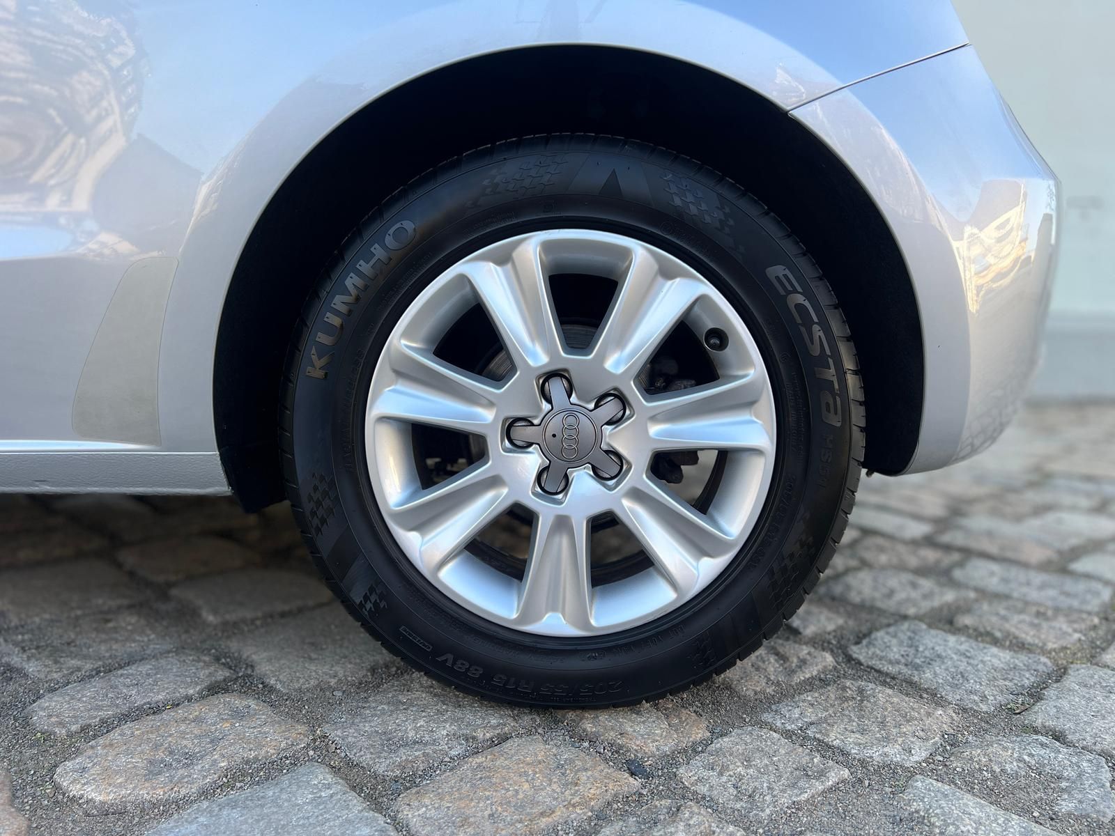 Fahrzeugabbildung Audi A1 1.2 TFSI attraction +BT+KLIMA+PDC+SHZ+