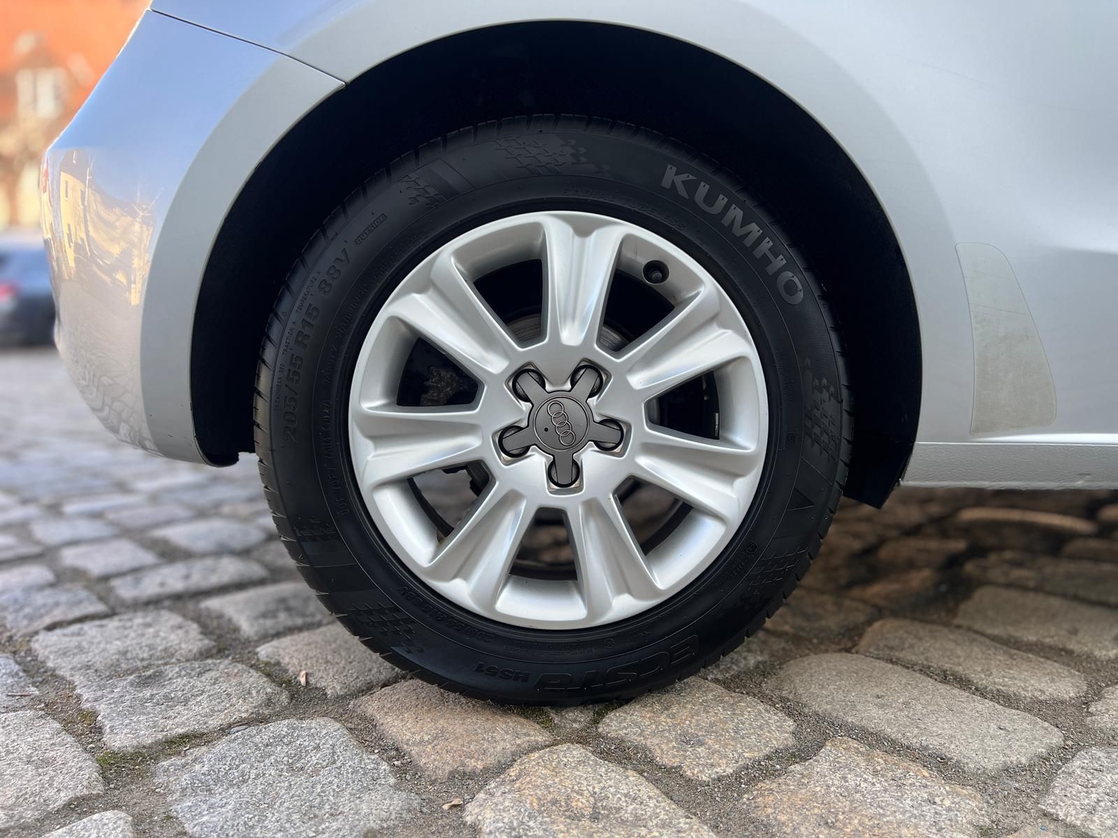 Fahrzeugabbildung Audi A1 1.2 TFSI attraction +BT+KLIMA+PDC+SHZ+