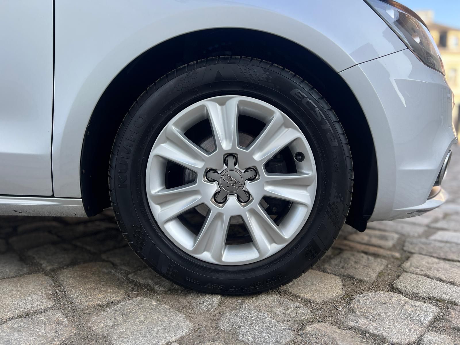 Fahrzeugabbildung Audi A1 1.2 TFSI attraction +BT+KLIMA+PDC+SHZ+