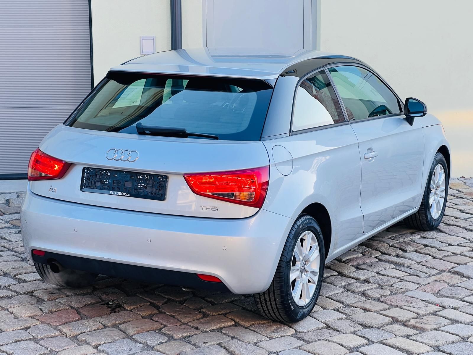 Fahrzeugabbildung Audi A1 1.2 TFSI attraction +BT+KLIMA+PDC+SHZ+