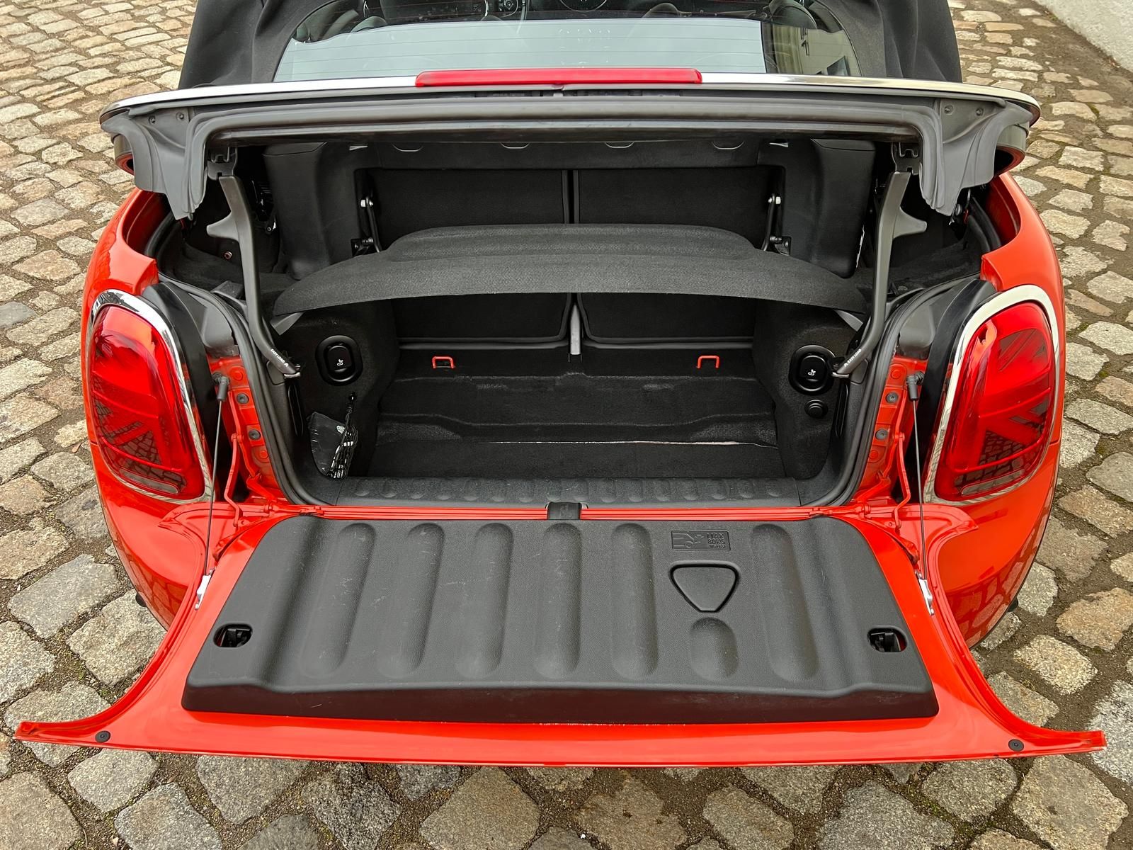 Fahrzeugabbildung MINI Cooper Chili Cabrio +BT+DAB+LEDER+PDC+SHZ+