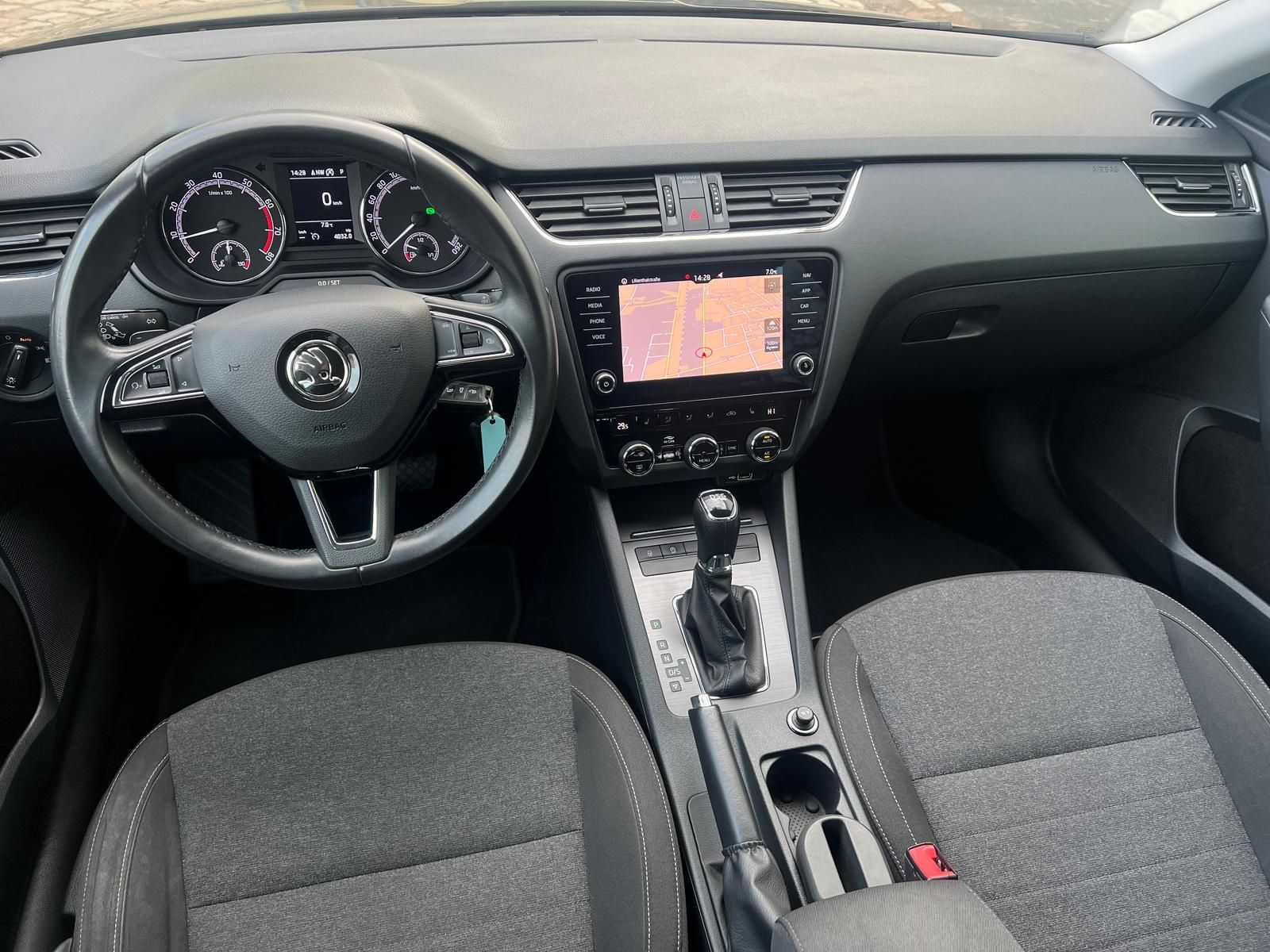 Fahrzeugabbildung SKODA Octavia 2.0 TSI Soleil +AHK+CARPLAY+DAB+PDC+SHZ+