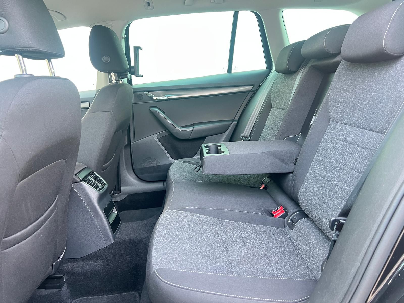 Fahrzeugabbildung SKODA Octavia 2.0 TSI Soleil +AHK+CARPLAY+DAB+PDC+SHZ+
