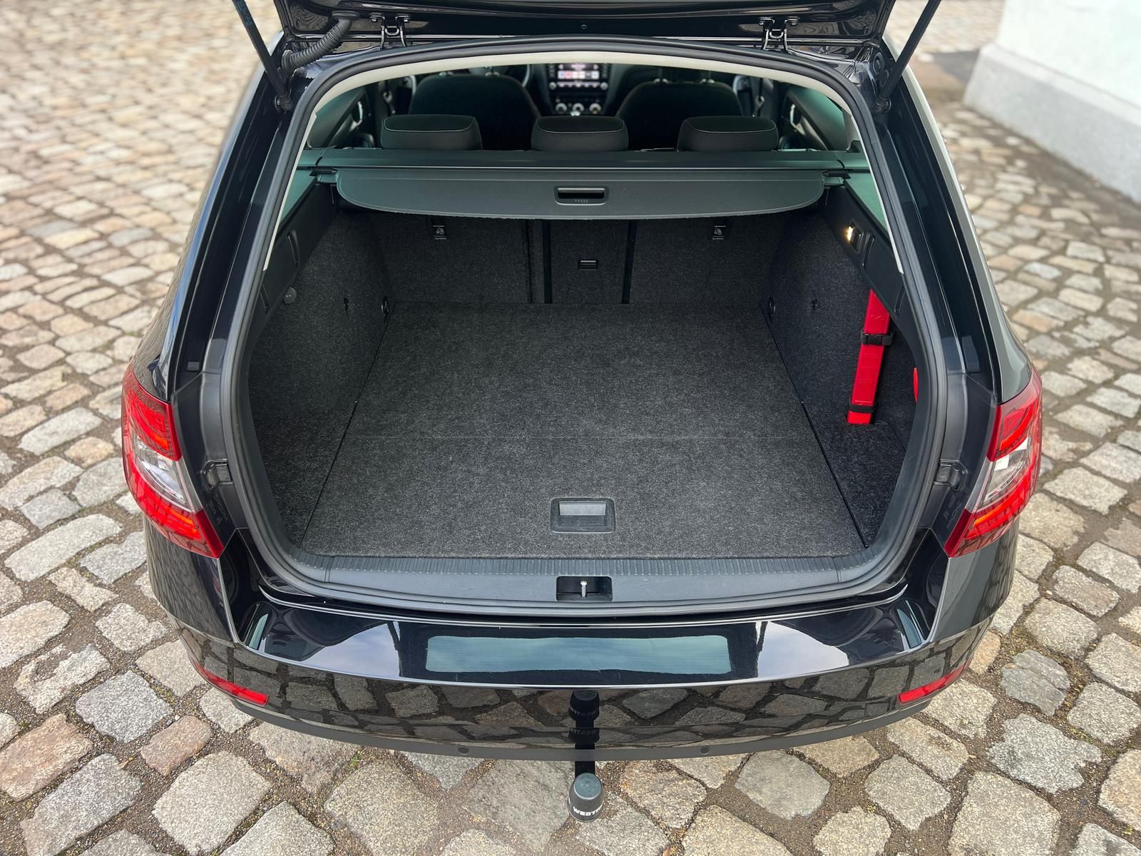 Fahrzeugabbildung SKODA Octavia 2.0 TSI Soleil +AHK+CARPLAY+DAB+PDC+SHZ+