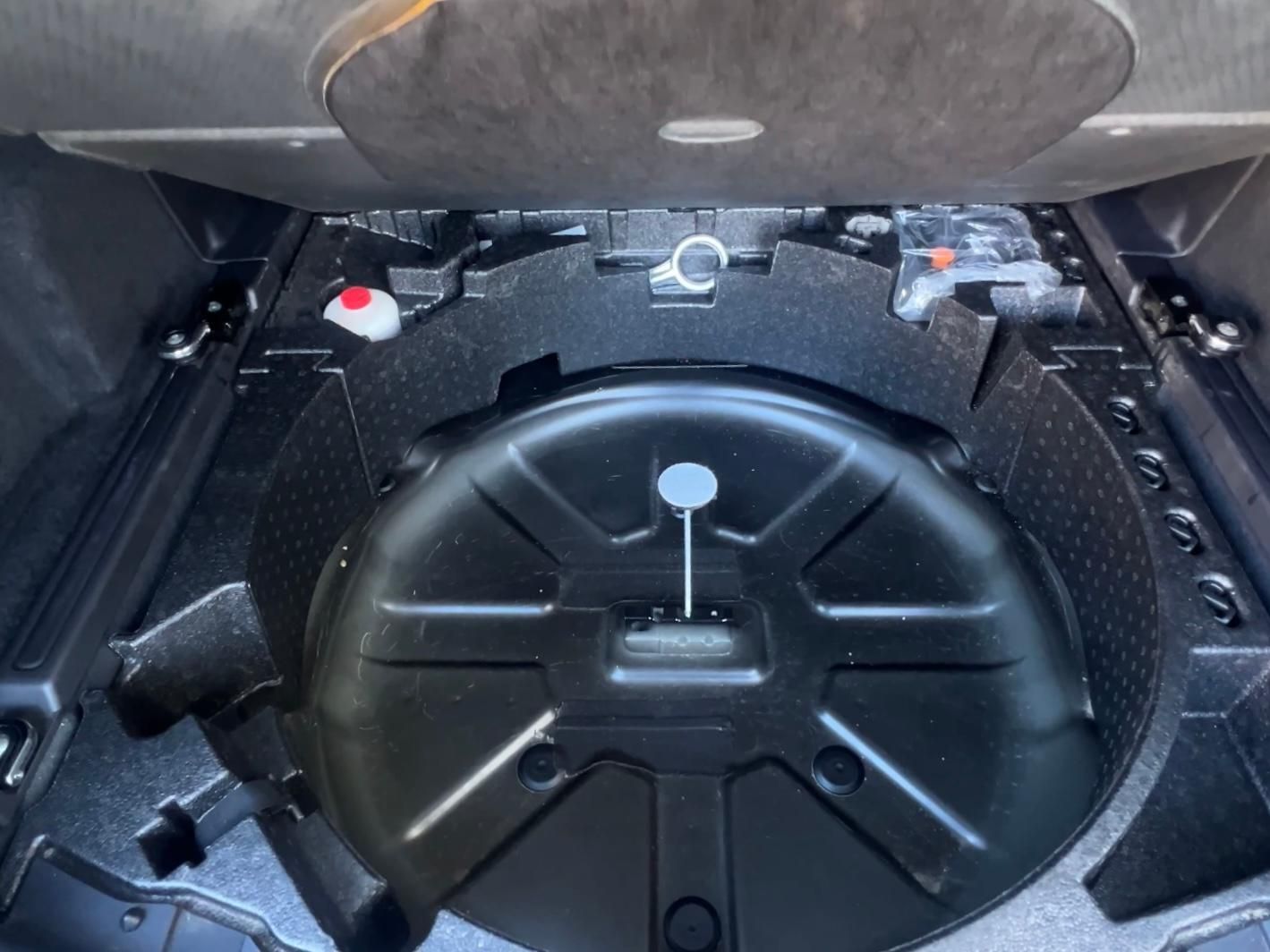 Fahrzeugabbildung Land Rover Discovery 2.0 Td4 Sport HSE +AHK+360°+L+N+X+PANO