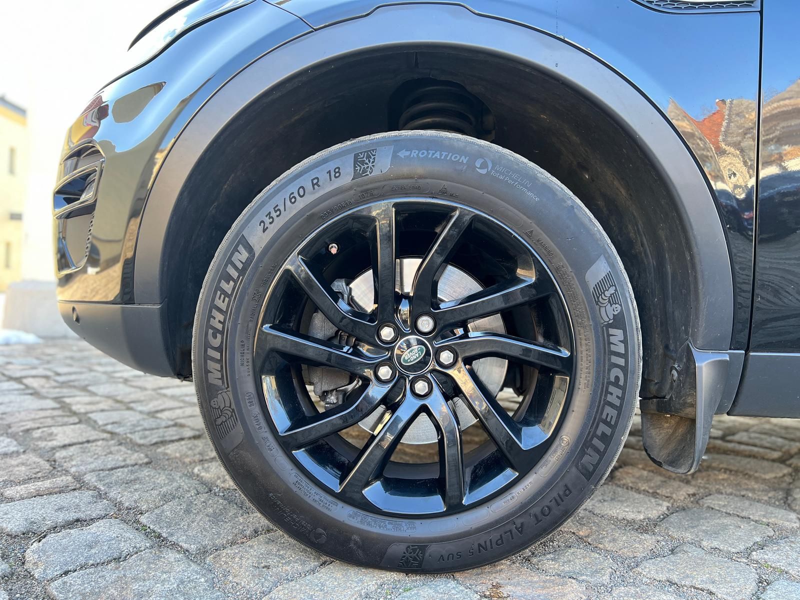 Fahrzeugabbildung Land Rover Discovery 2.0 Td4 Sport HSE +AHK+360°+L+N+X+PANO