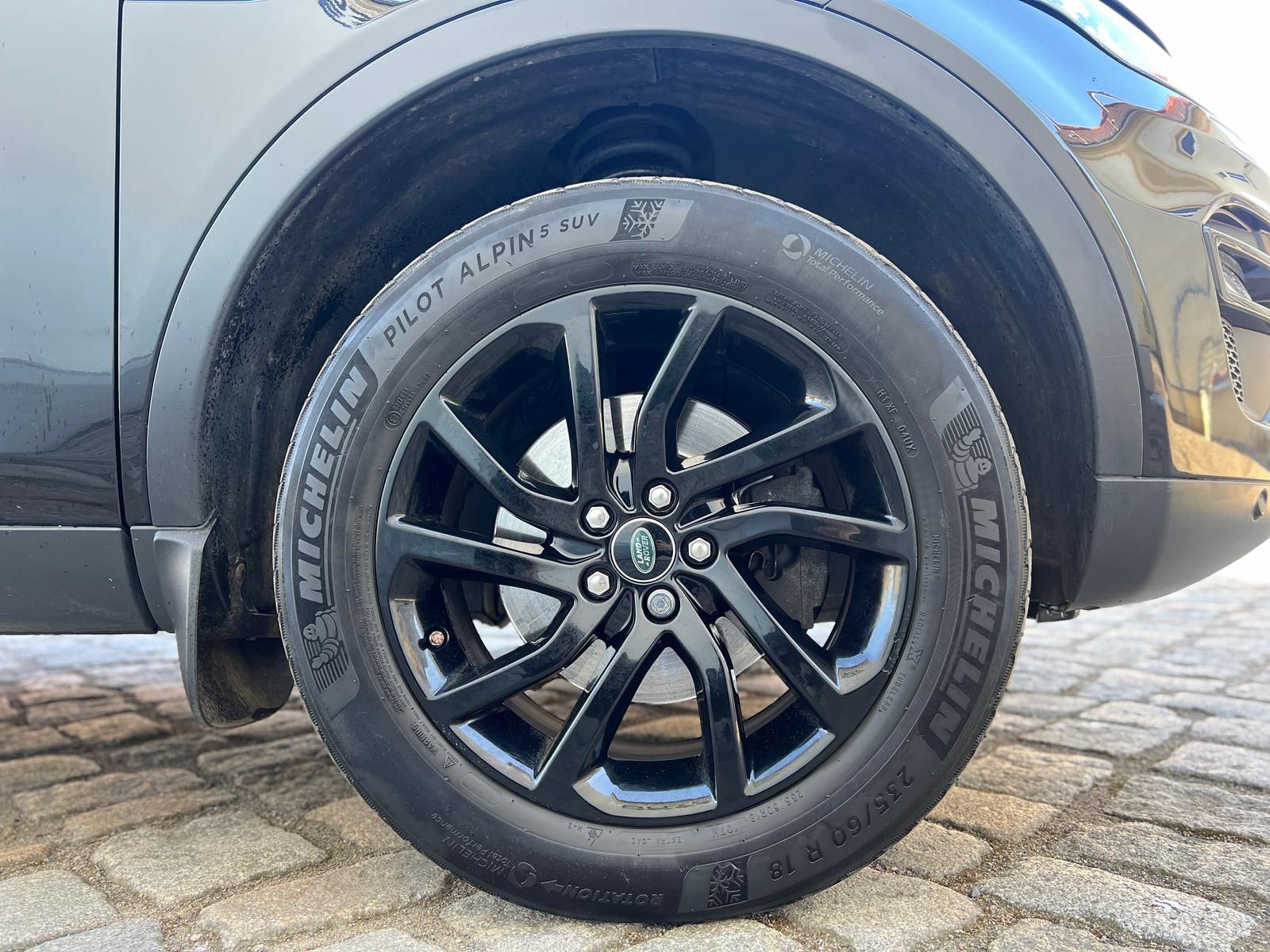 Fahrzeugabbildung Land Rover Discovery 2.0 Td4 Sport HSE +AHK+360°+L+N+X+PANO