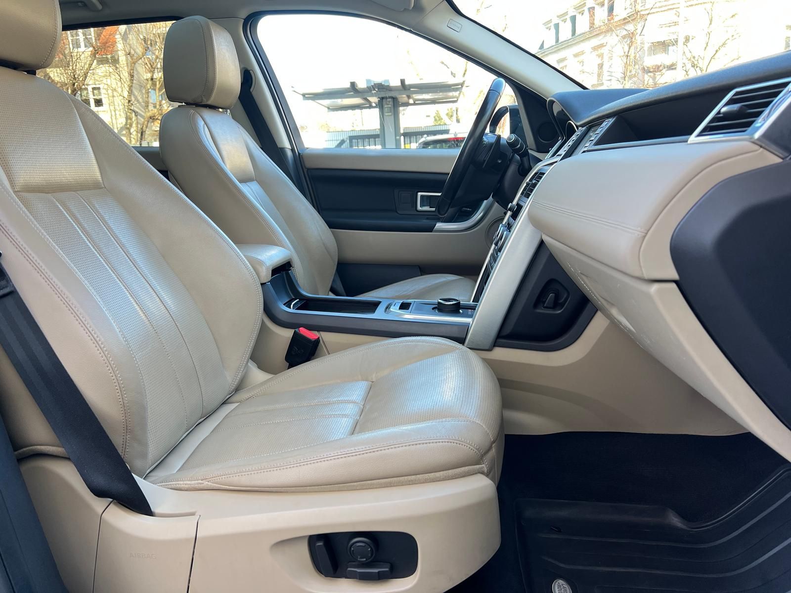 Fahrzeugabbildung Land Rover Discovery 2.0 Td4 Sport HSE +AHK+360°+L+N+X+PANO