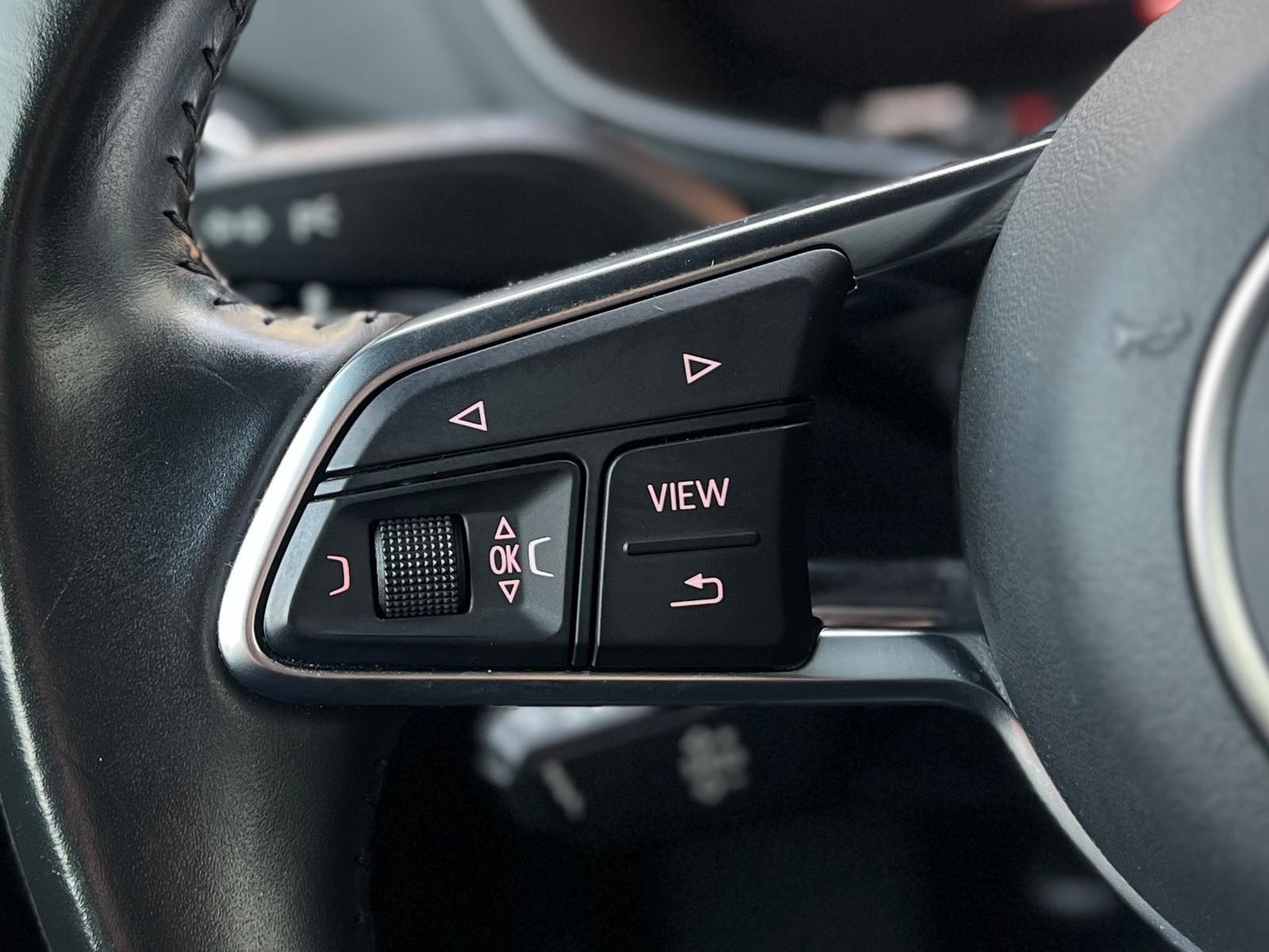 Fahrzeugabbildung Audi TT 1.8 TFSI +19"+ALCANTARA+NAVI+BI-XENON+