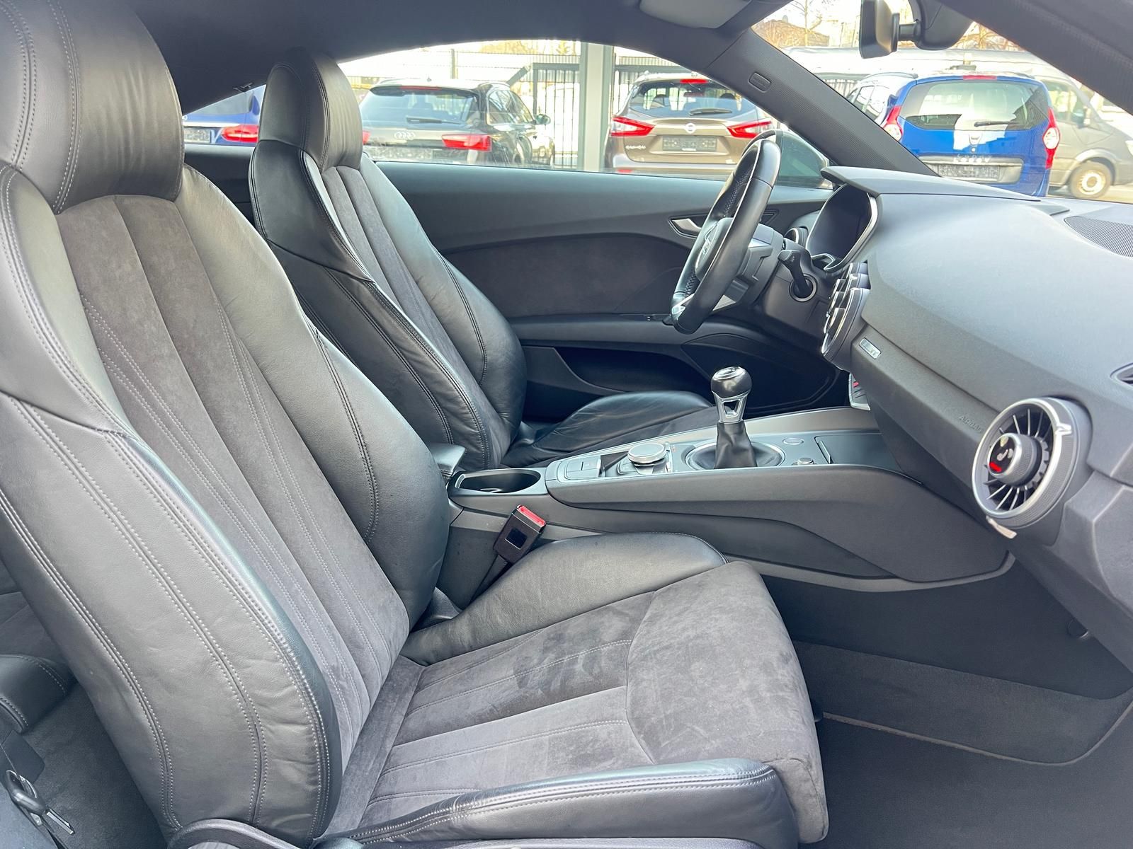 Fahrzeugabbildung Audi TT 1.8 TFSI +19"+ALCANTARA+NAVI+BI-XENON+