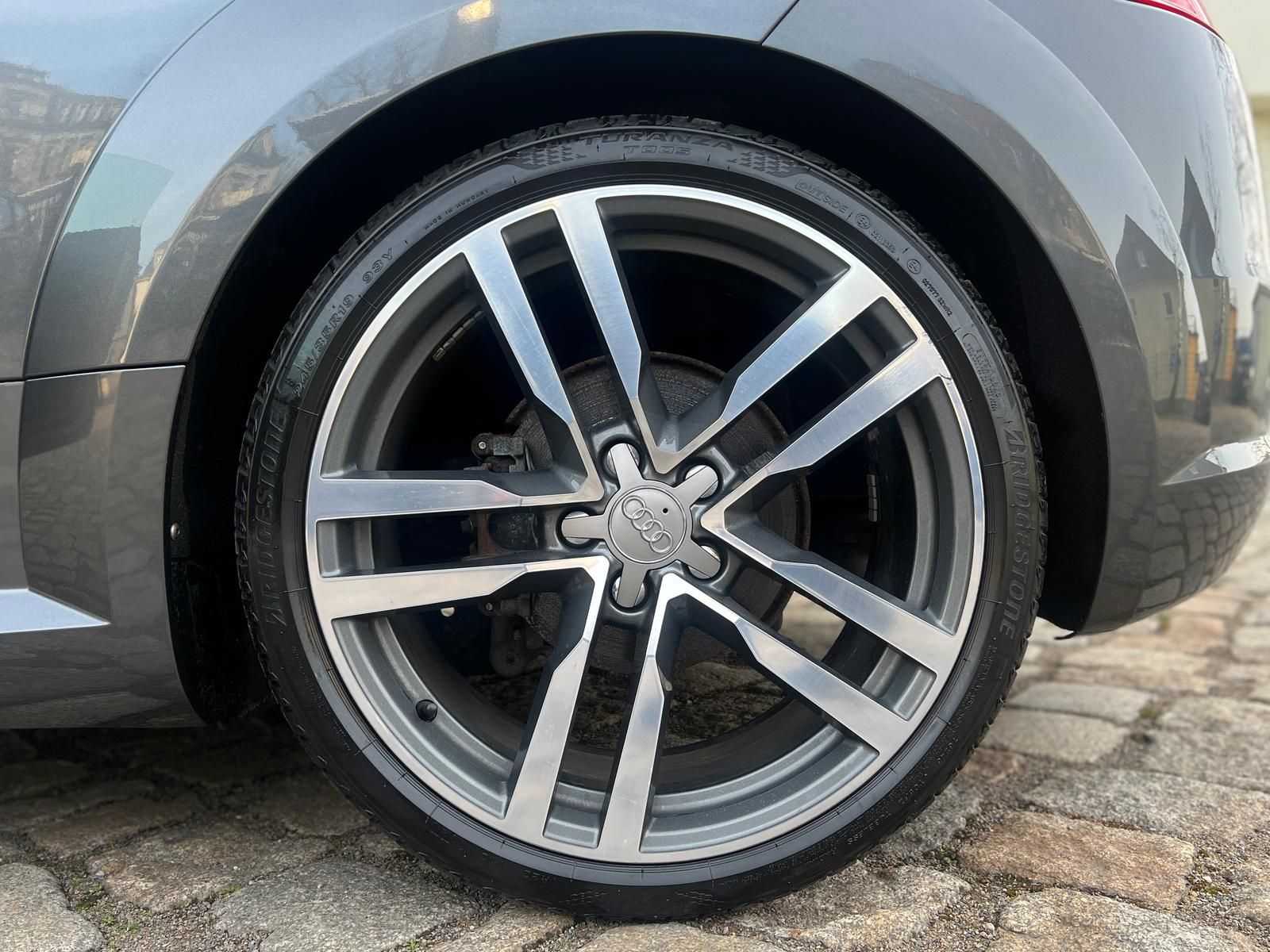 Fahrzeugabbildung Audi TT 1.8 TFSI +19"+ALCANTARA+NAVI+BI-XENON+