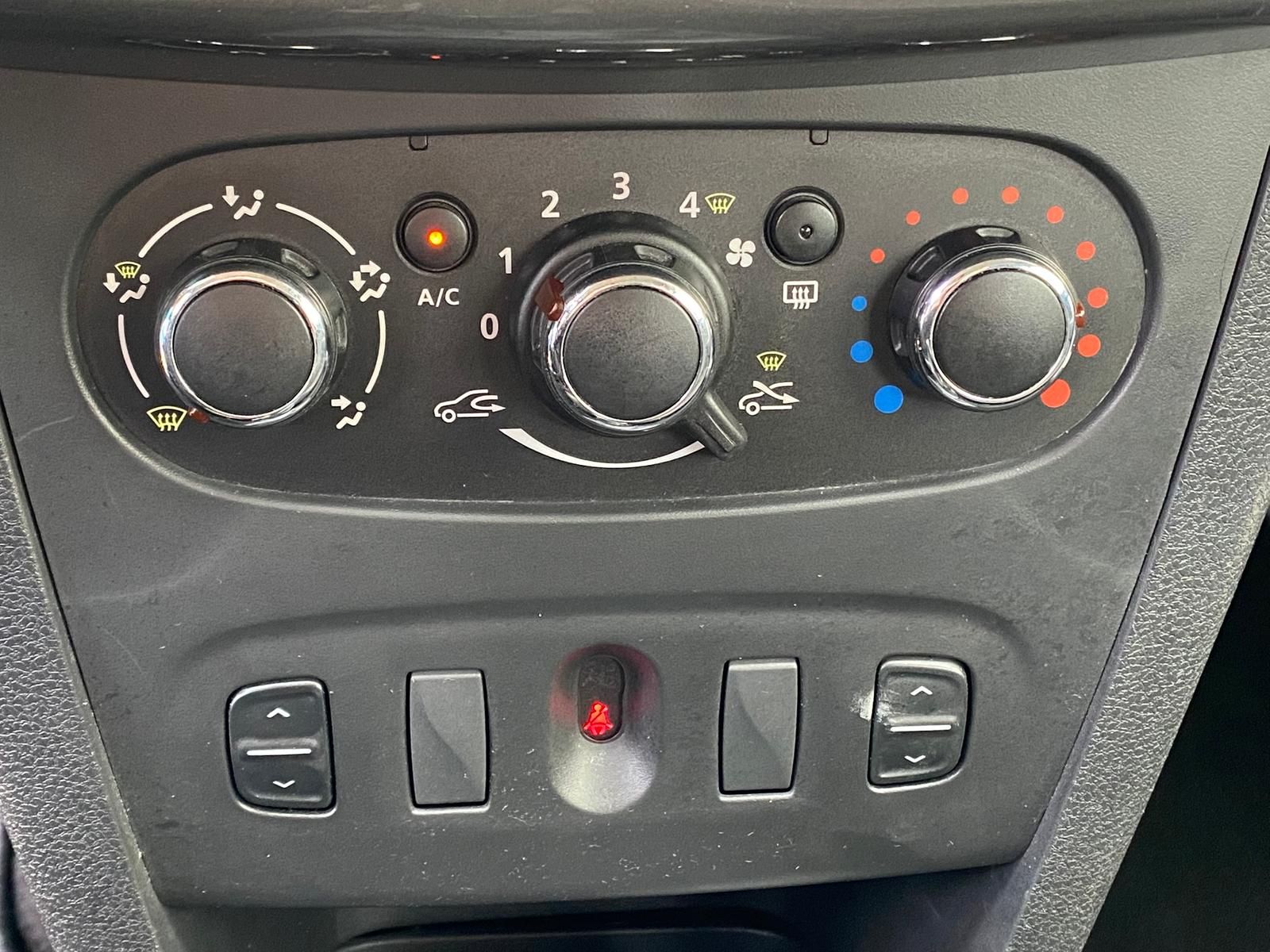 Fahrzeugabbildung Dacia Sandero 0.9 TCE Laureate +BLUETOOTH+KLIMA+NAVI+