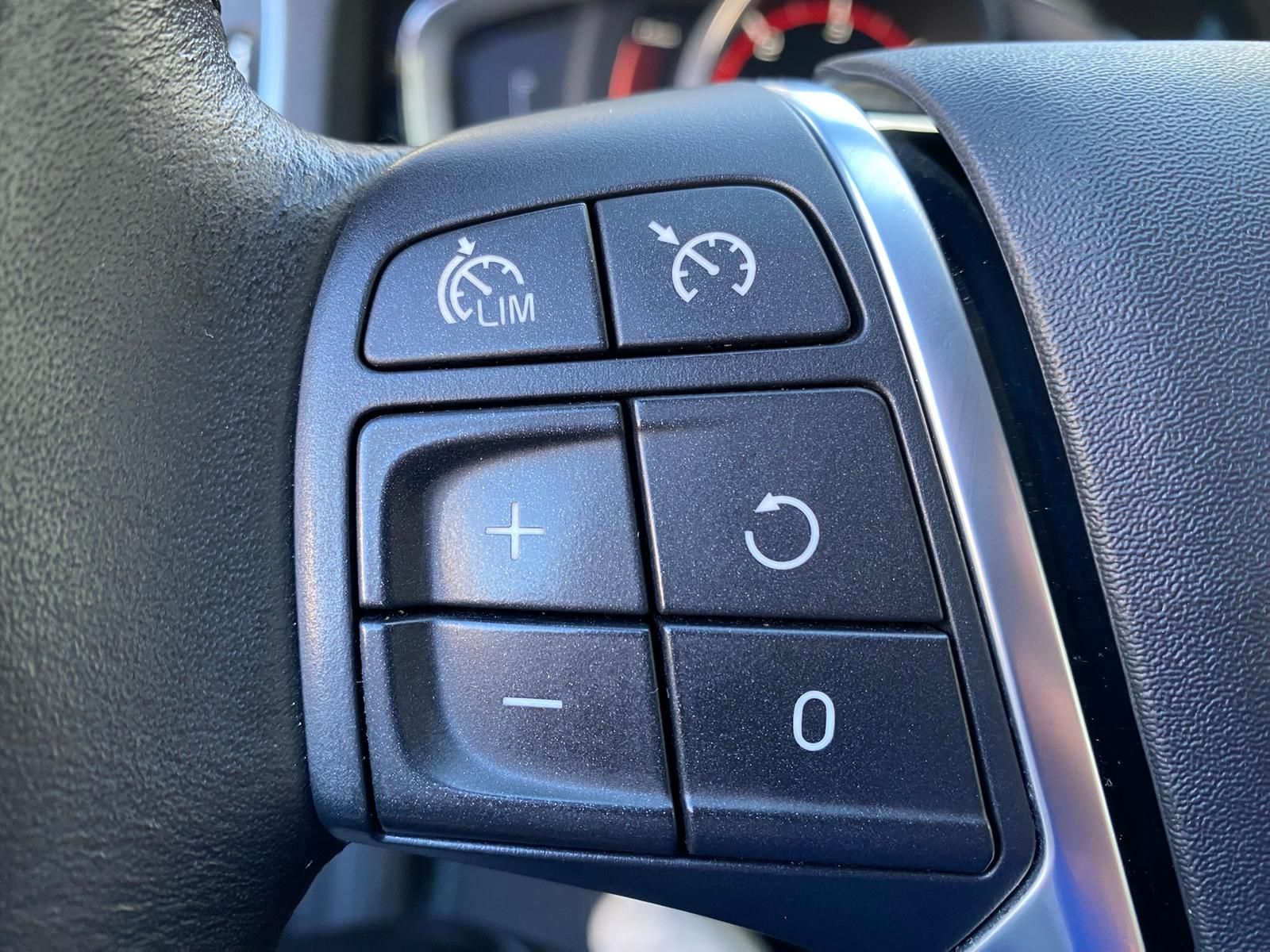 Fahrzeugabbildung Volvo V60 2.4 T6 PHEV AWD Momentum +AHK+BI-XENON+NAVI+