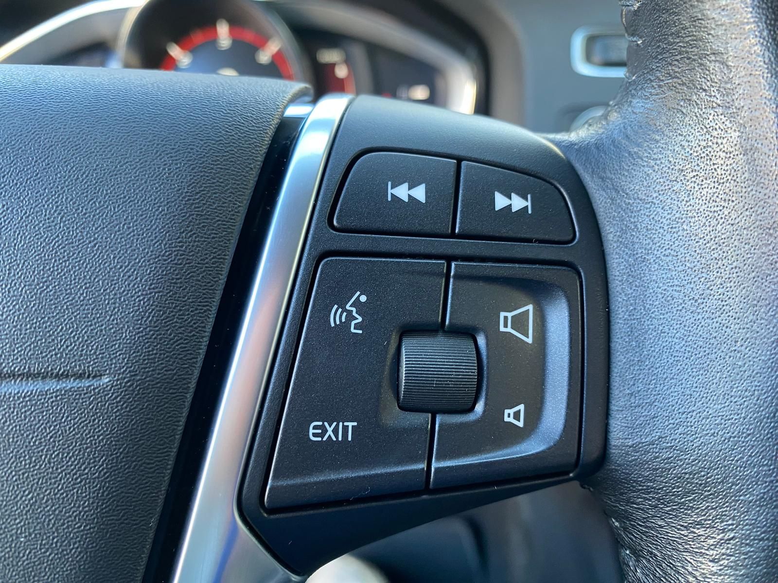 Fahrzeugabbildung Volvo V60 2.4 T6 PHEV AWD Momentum +AHK+BI-XENON+NAVI+