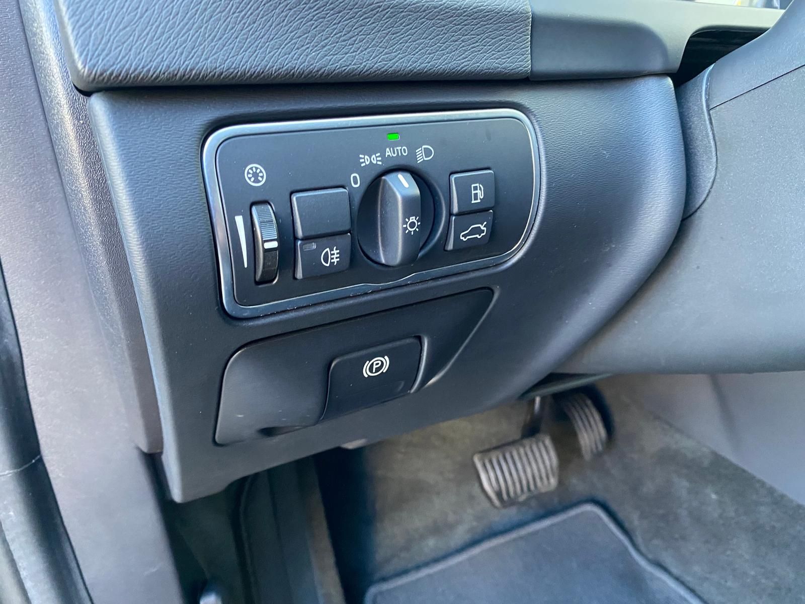 Fahrzeugabbildung Volvo V60 2.4 T6 PHEV AWD Momentum +AHK+BI-XENON+NAVI+