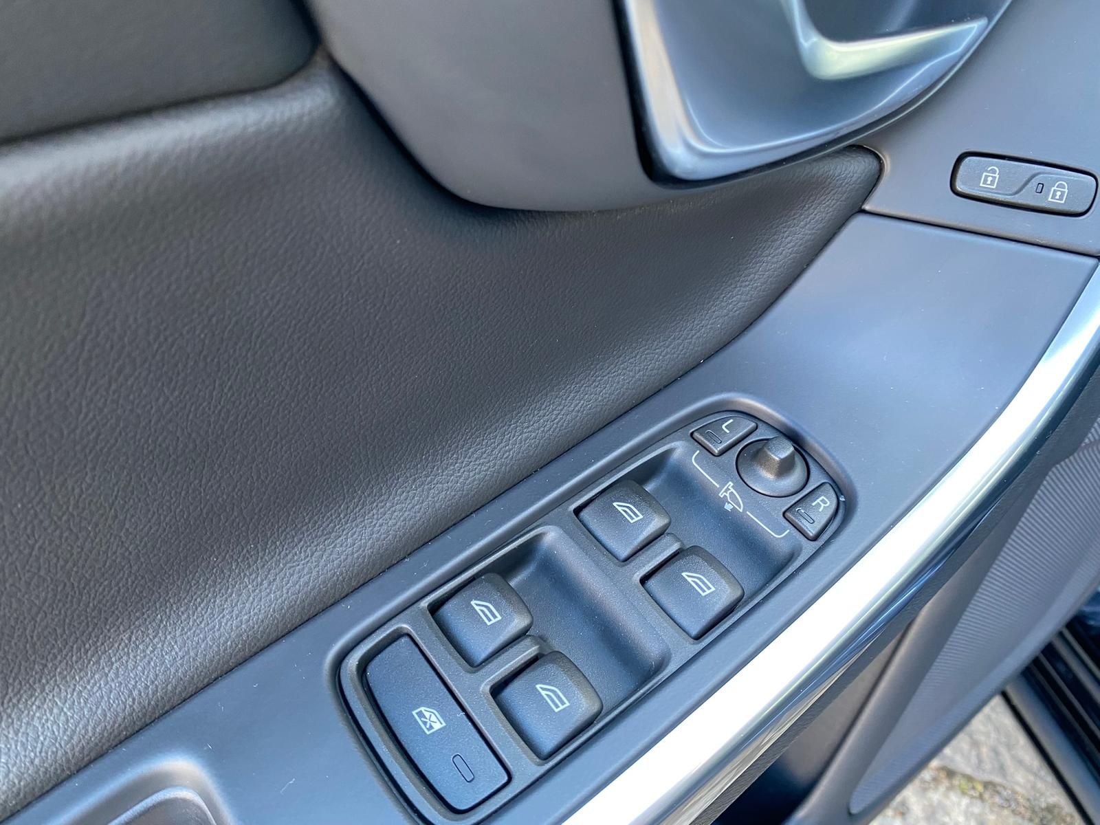 Fahrzeugabbildung Volvo V60 2.4 T6 PHEV AWD Momentum +AHK+BI-XENON+NAVI+