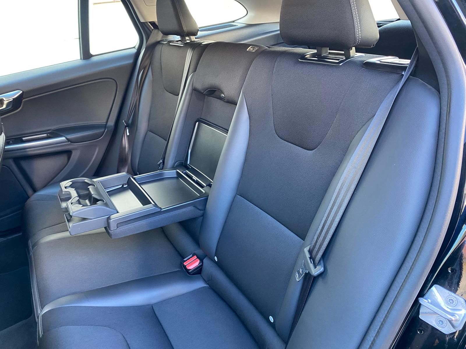 Fahrzeugabbildung Volvo V60 2.4 T6 PHEV AWD Momentum +AHK+BI-XENON+NAVI+