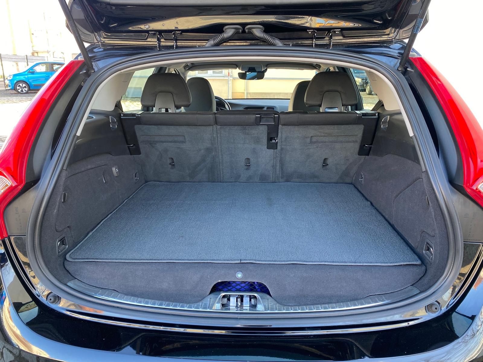 Fahrzeugabbildung Volvo V60 2.4 T6 PHEV AWD Momentum +AHK+BI-XENON+NAVI+