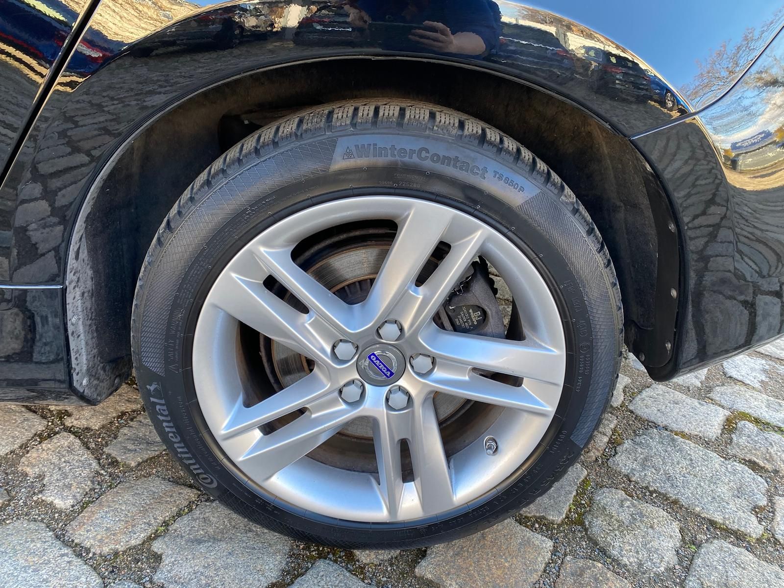 Fahrzeugabbildung Volvo V60 2.4 T6 PHEV AWD Momentum +AHK+BI-XENON+NAVI+