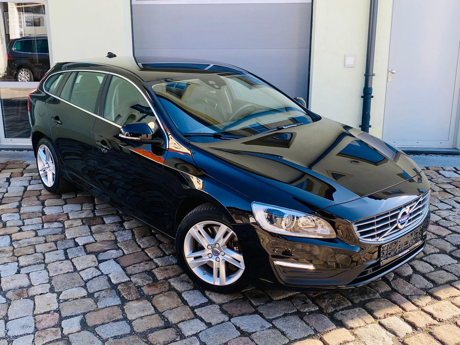 Fahrzeugabbildung Volvo V60 2.4 T6 PHEV AWD Momentum +AHK+BI-XENON+NAVI+