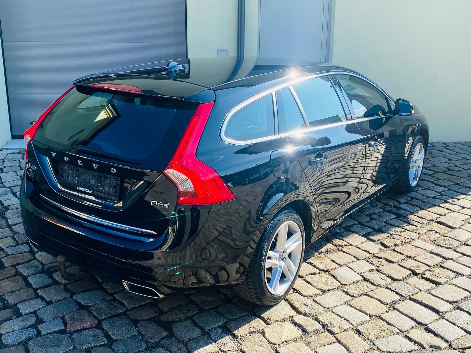 Fahrzeugabbildung Volvo V60 2.4 T6 PHEV AWD Momentum +AHK+BI-XENON+NAVI+